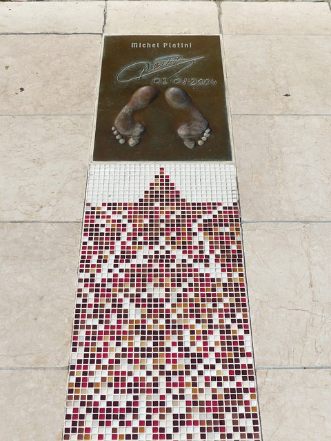 现出强势的 现出强势的